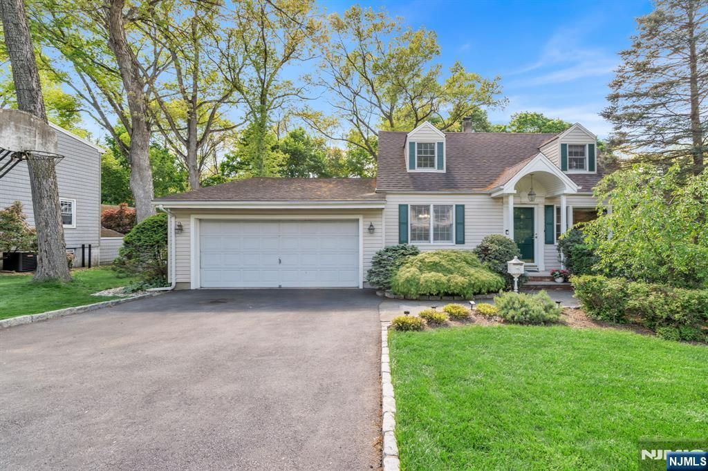 Photo of 28 Wanamaker Avenue, Mahwah, NJ 07430 (MLS # 26017770)