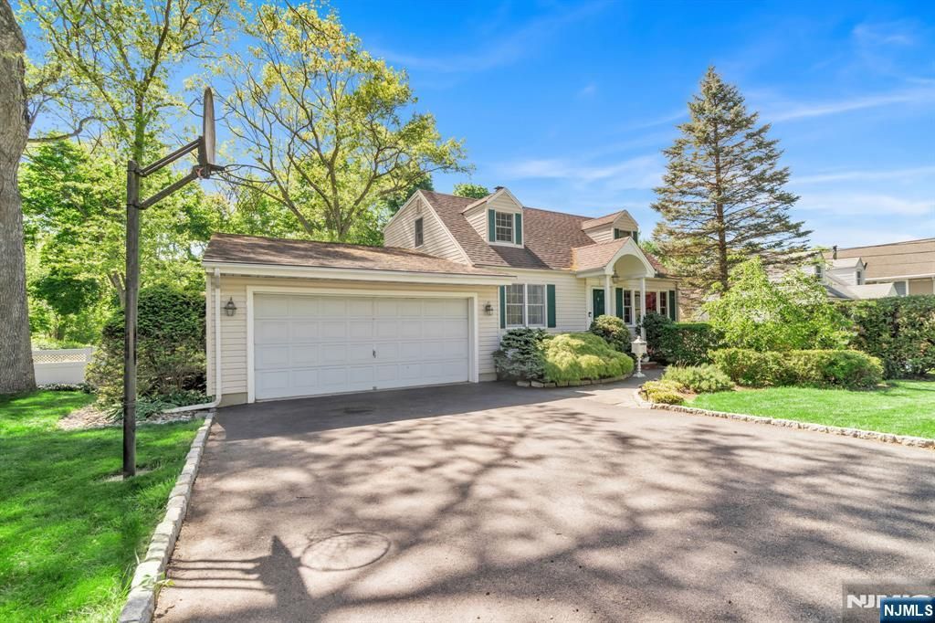 Photo of 28 Wanamaker Avenue, Mahwah, NJ 07430 (MLS # 26017770)