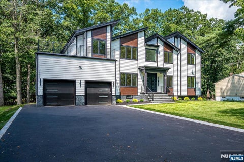Photo of 67 Falcon Road, Livingston, NJ 07039 (MLS # 26031629)