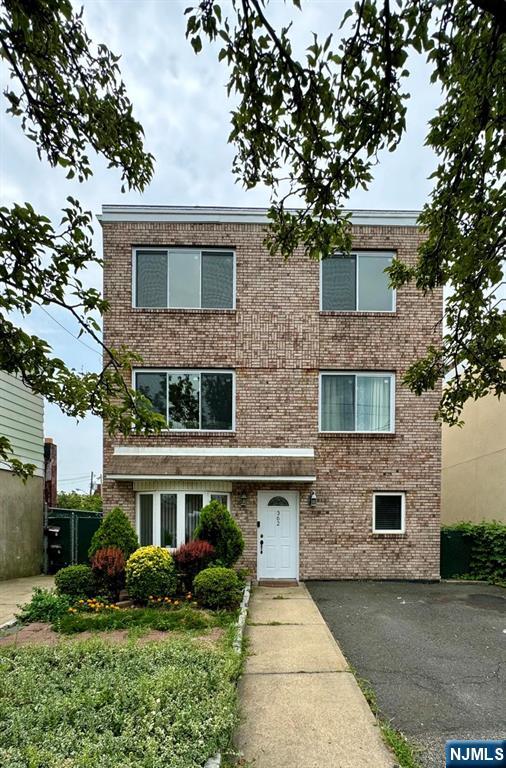 Rental Property at 362 Kamena St 2, Fairview, New Jersey - Bedrooms: 3 
Bathrooms: 2 
Rooms: 5  - $3,150 MO.