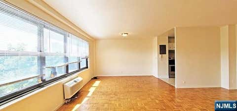 Photo of 2348 Linwood Ave #4M, Fort Lee, NJ 07024 (MLS # 26028595)