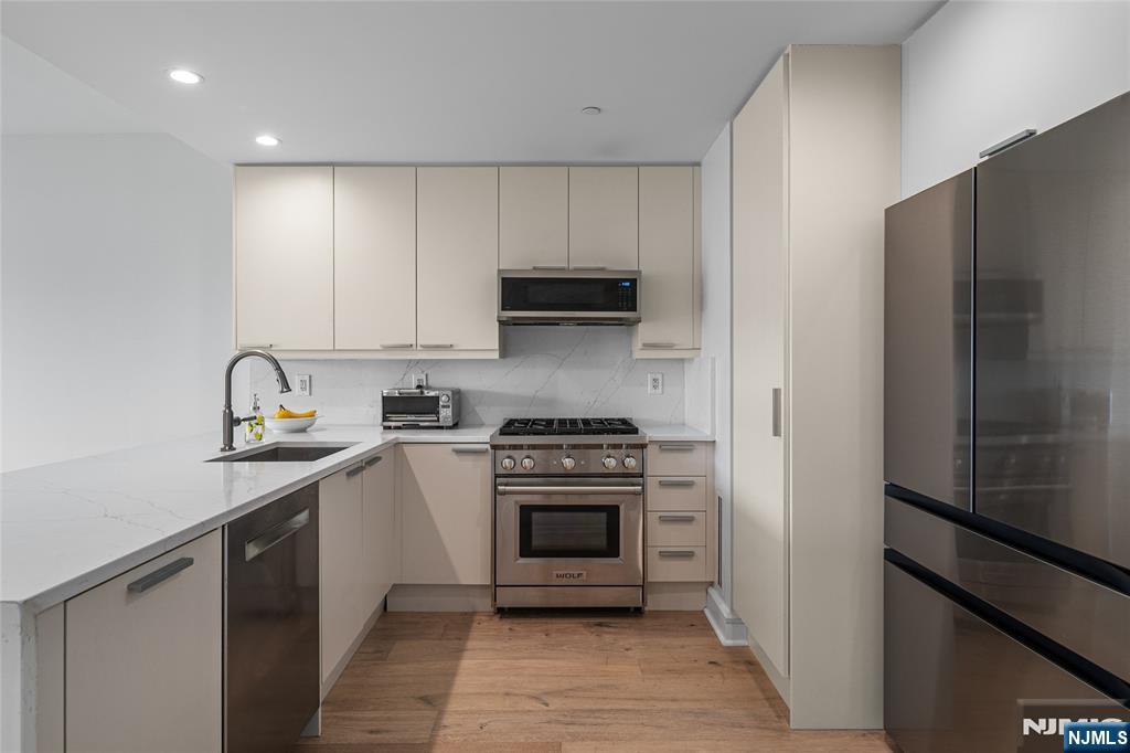 8100 River Road 908
