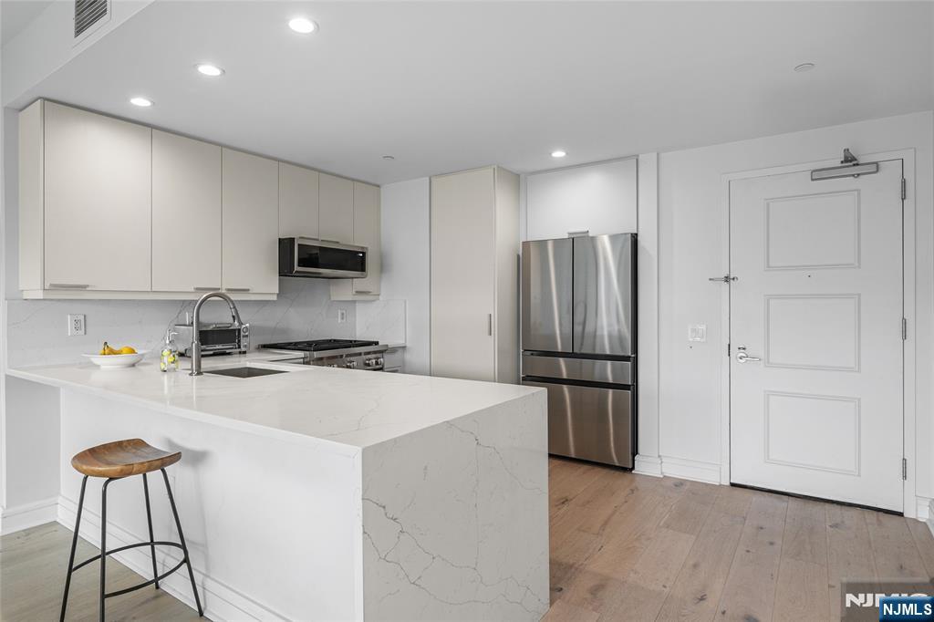 8100 River Road 908