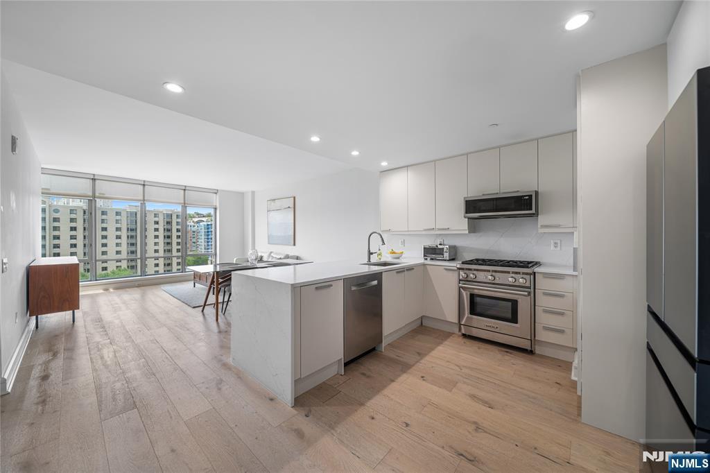 8100 River Road 908