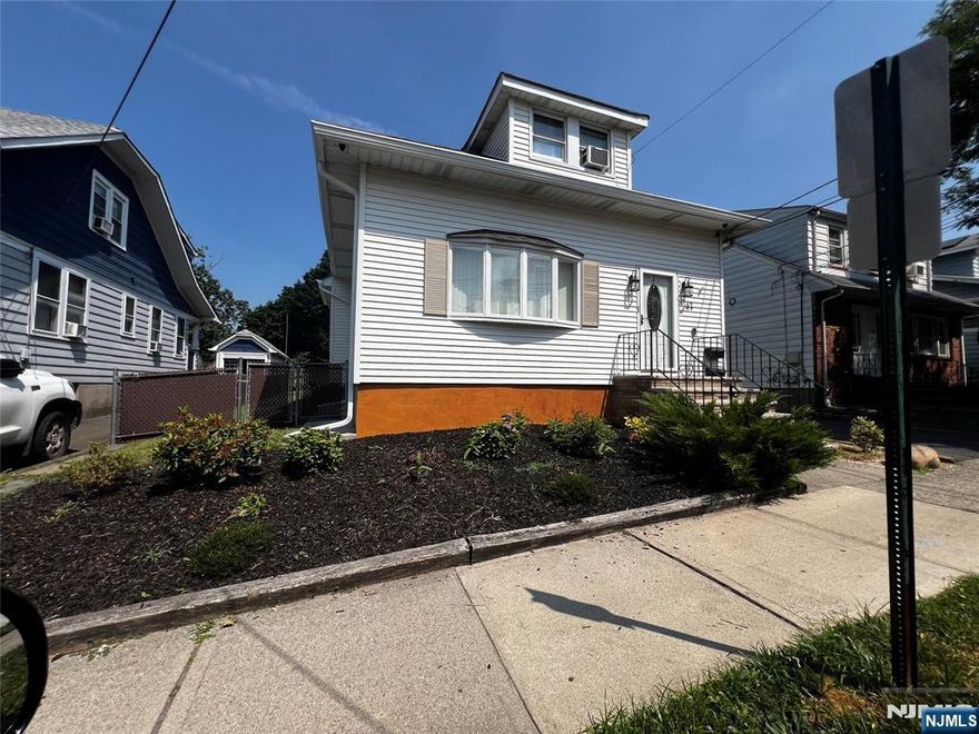 RECENTLY UPDATED, KITCHEN/BATHROOM, 2ND FLR 2 BEDROOM APARTMENT LOCATED IN NICE AREA. REAR PORCH, LOTS OF STORAGE. AVAILABLE NOW