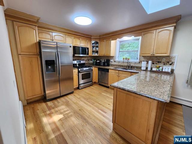 Main image without alt text