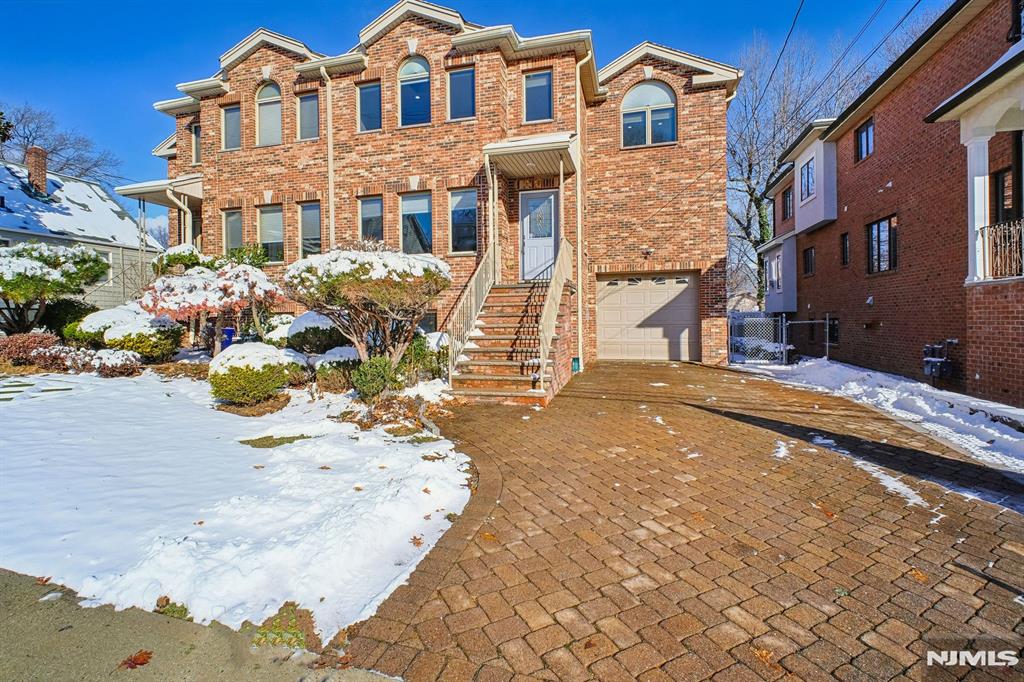 Rental Property at 243 Tom Hunter Rd, Fort Lee, New Jersey - Bedrooms: 4 
Bathrooms: 4 
Rooms: 11  - $6,800 MO.