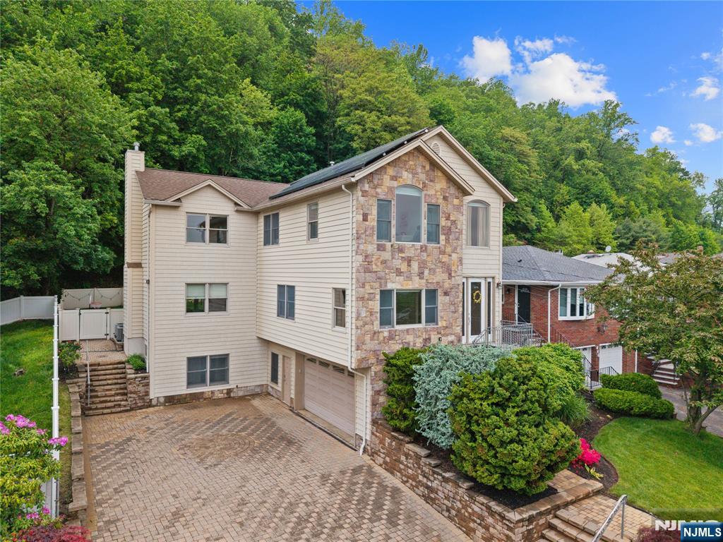 Property for Sale at 410 Valley Road, Clifton, New Jersey - Bedrooms: 4 
Bathrooms: 3.5 
Rooms: 8  - $899,000