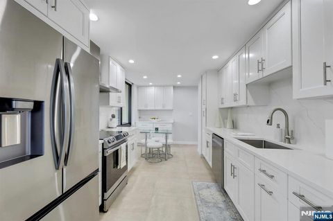 Photo of 300 Winston Dr #910, Cliffside Park, NJ 07010 (MLS # 26002508)