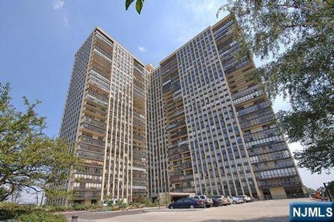 Photo of 300 Winston Drive #1918, Cliffside Park, NJ 07010 (MLS # 26019507)