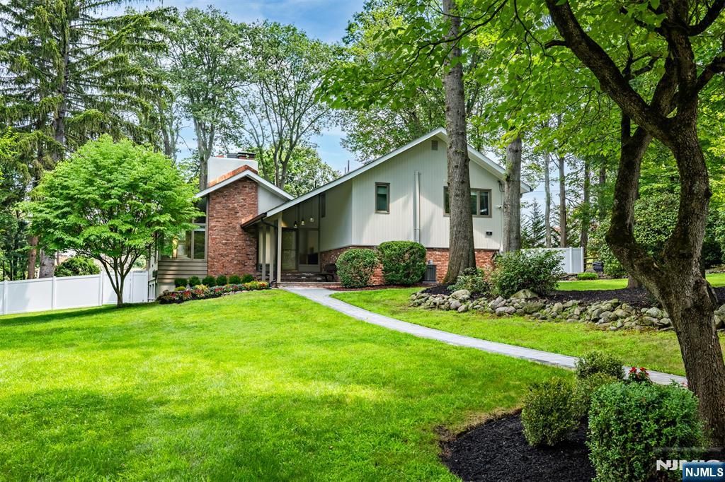 Photo of 11 Stevenson Lane, Upper Saddle River, NJ 07458 (MLS # 25032887)