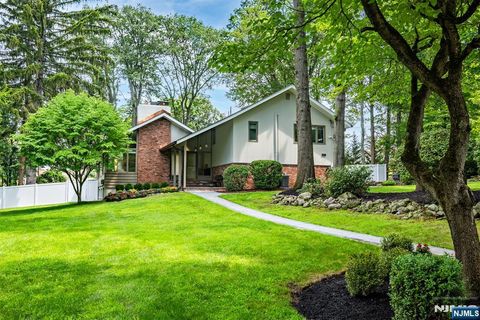 Photo of 11 Stevenson Lane, Upper Saddle River, NJ 07458 (MLS # 25032887)