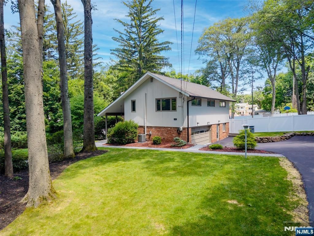 Photo of 11 Stevenson Lane, Upper Saddle River, NJ 07458 (MLS # 25032887)