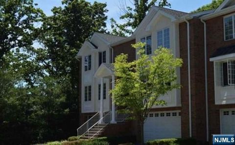 Photo of 46 Skymark Ct, Upper Saddle River, NJ 07458 (MLS # 26010130)