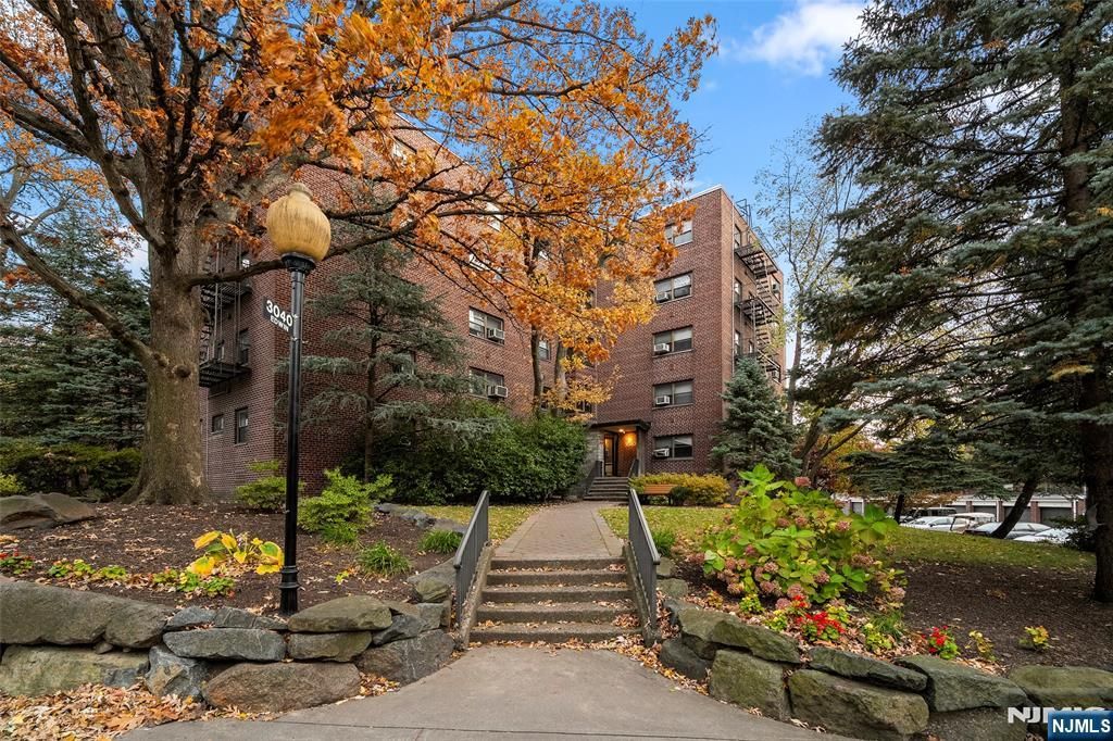 Photo of 3040 Edwin Avenue #4A, Fort Lee, NJ 07024 (MLS # 25039961)