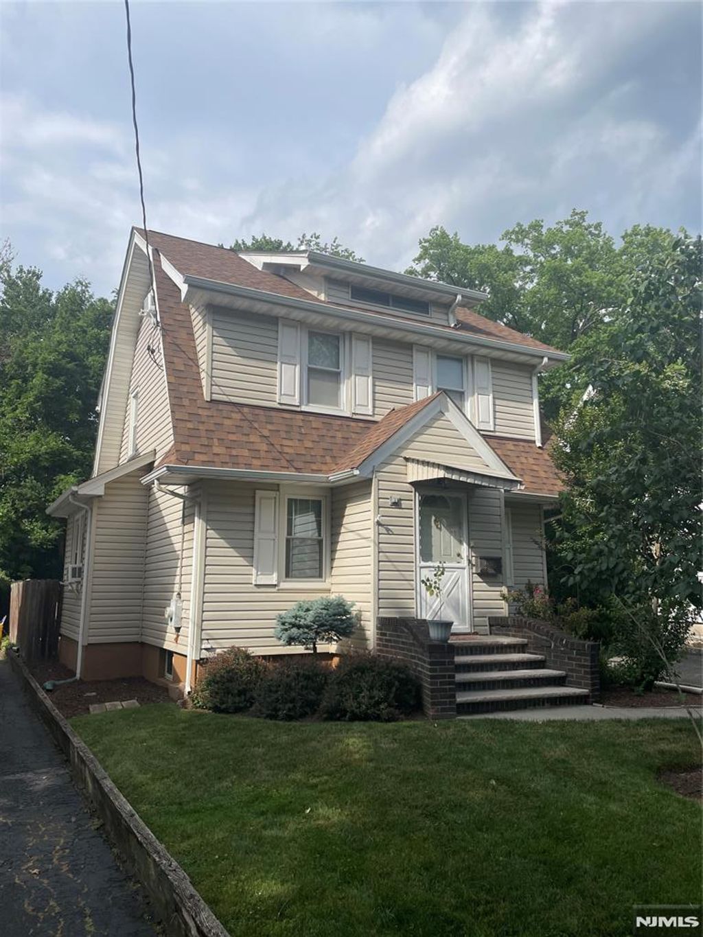 Photo of 485 Maple Avenue, Teaneck, NJ 07666 (MLS # 26022671)