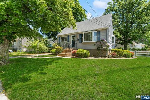 Photo of 5 Oakwood Terrace, Bloomingdale, NJ 07403 (MLS # 26018839)