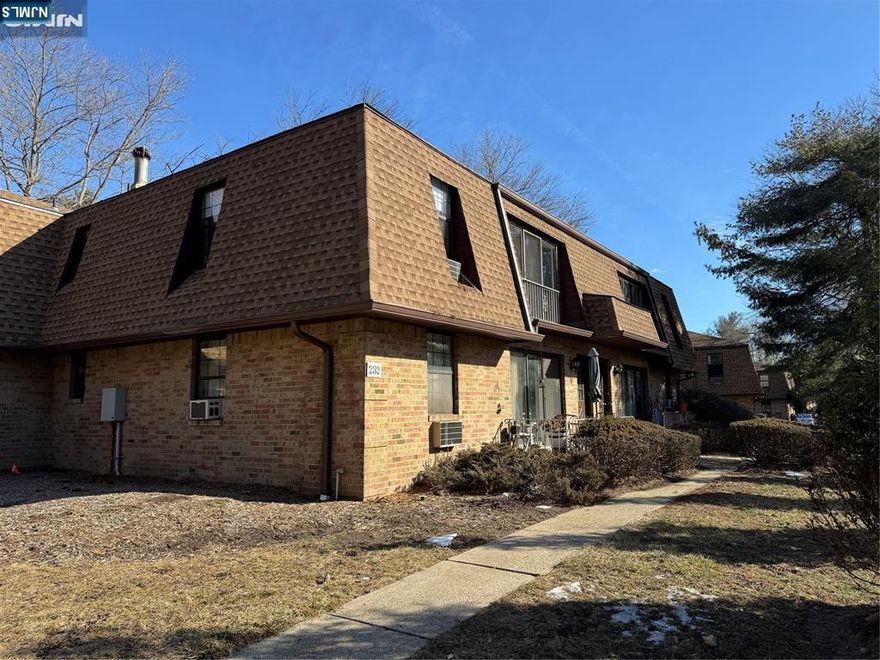 SPACIOUS 2ND FLOOR, 1 BEDROOM APARTMENT LOCATED IN HIGHLY DESIRABLE RIVER VALE. THE LARGE LIVING ROOM FEATURES SLIDING GLASS DOORS THAT LET IN FRESH AIR AND NATURAL LIGHT. THE SIZABLE BEDROOM BOASTS A WALK IN CLOSET. A LARGE DINING AREA AND MODERN KITCHEN COMPLETE THIS APARTMENT. OUTDOOR POOL, TENNIS AND PARKING ARE INCLUDED. THE COMPLEX IS ONLY A FEW BLOCKS FROM RESTAURANTS, SHOPPING, AND TRANSPORTATION. PETS WILL BE CONSIDERED. LAUNDRY ROOMS ON-SITE.