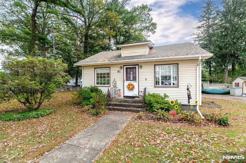 Photo of 51 Lakeview Ave, Ringwood, NJ 07456 (MLS # 25036925)