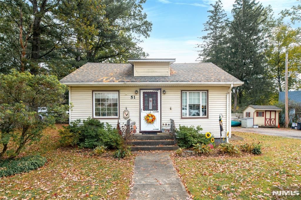 Photo of 51 Lakeview Ave, Ringwood, NJ 07456 (MLS # 25036925)