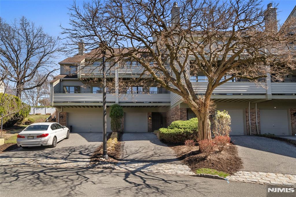 Property for Sale at 70 Meadowview Court, Leonia, New Jersey - Bedrooms: 2 
Bathrooms: 3  - $619,000
