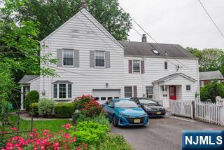 13 Brighton Pl, Fair Lawn, New Jersey - 3 Bedrooms  
2 Bathrooms  
7 Rooms - 