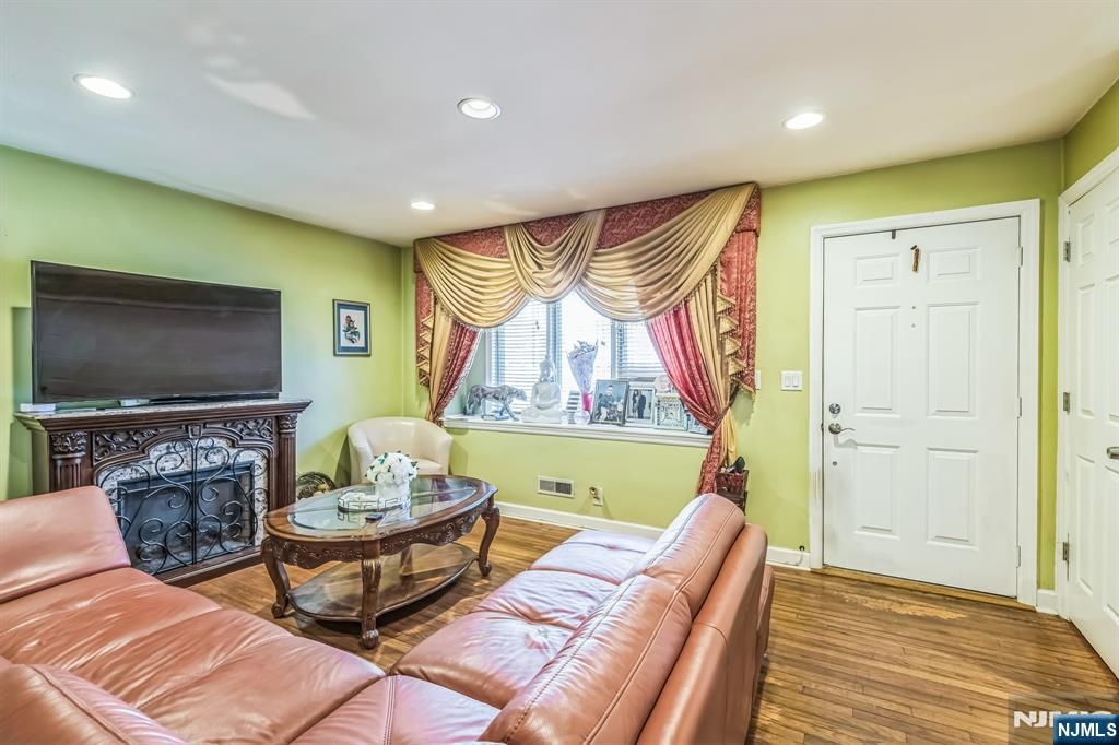 Photo of 12 Streuli Court, Elmwood Park, NJ 07407 (MLS # 25037977)