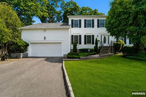 Photo of 62 Parkway, Rochelle Park, NJ 07662 (MLS # 26022928)