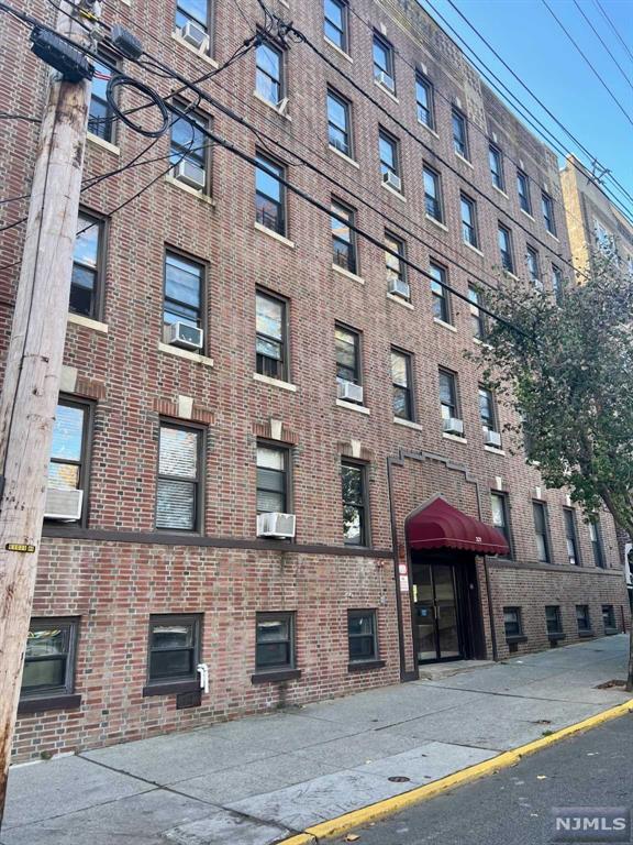 Newly remodeled Pre War building apartment in the Heights section directly across from the James J Braddock County Park. This one bedroom unit was recently renovated in modern finishes on the 4th floor. Beautiful wood floors, granite countertops, stainless appliances and more. This unit is close to the schools, shopping, eateries and Close to transportation. Credit check, proof of identity, proof of income would be required.