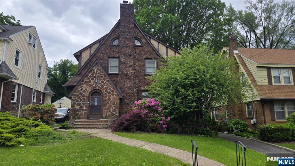 Rental Property at 328 Demott Ave, Teaneck, New Jersey - Bedrooms: 4 
Bathrooms: 3 
Rooms: 10  - $4,500 MO.