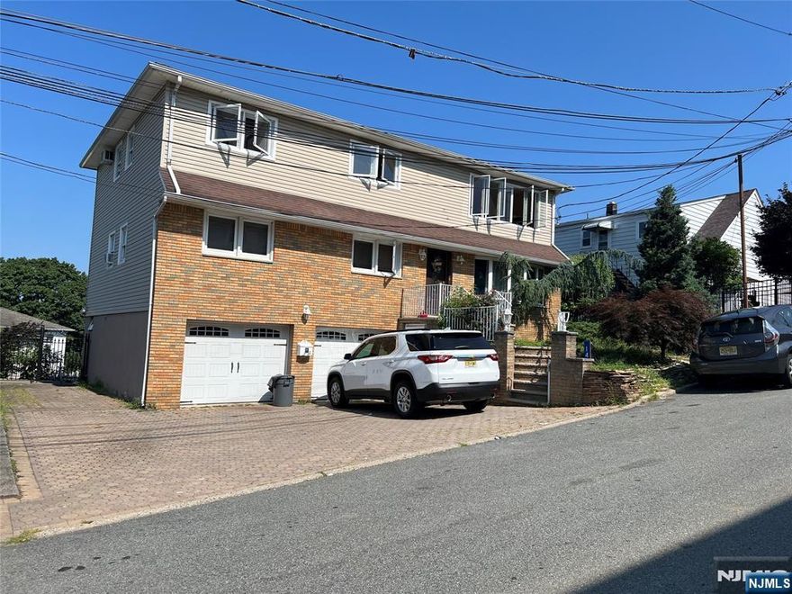 NICE 3 BEDROOM 1 BATH APARTMENT ON SECOND FLOOR OF PRIVATE 2 FAMILY HOME. APARTMENT HAS JUST BEEN PAINTED. ALL HARDWOOD FLOORS JUST REFINISHED, GOOD SIZED ROOMS. BEAUTIFUL VIEWS FROM THE BALCONY. DIRECT ACCESS TO THE SHARED YARD. LAUNDRY FACILITY IN THE BASEMENT. 3 CAR OFF STREET PARKING SPACES. THIS ONE WON'T LAST !