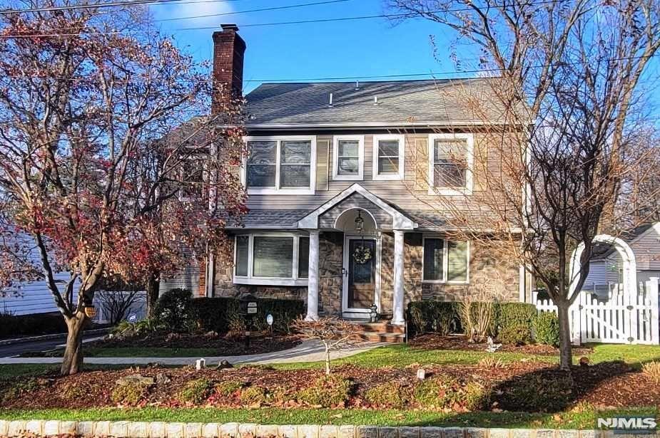 16 Zimmer Ave, Midland Park, New Jersey - 3 Bedrooms  
3 Bathrooms  
9 Rooms - 