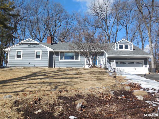 24 Castles Drive, Wayne, New Jersey - 4 Bedrooms  
3 Bathrooms  
8 Rooms - 