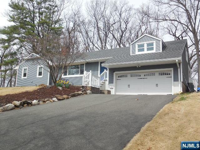 24 Castles Drive, Wayne, New Jersey - 4 Bedrooms  
3 Bathrooms  
8 Rooms - 