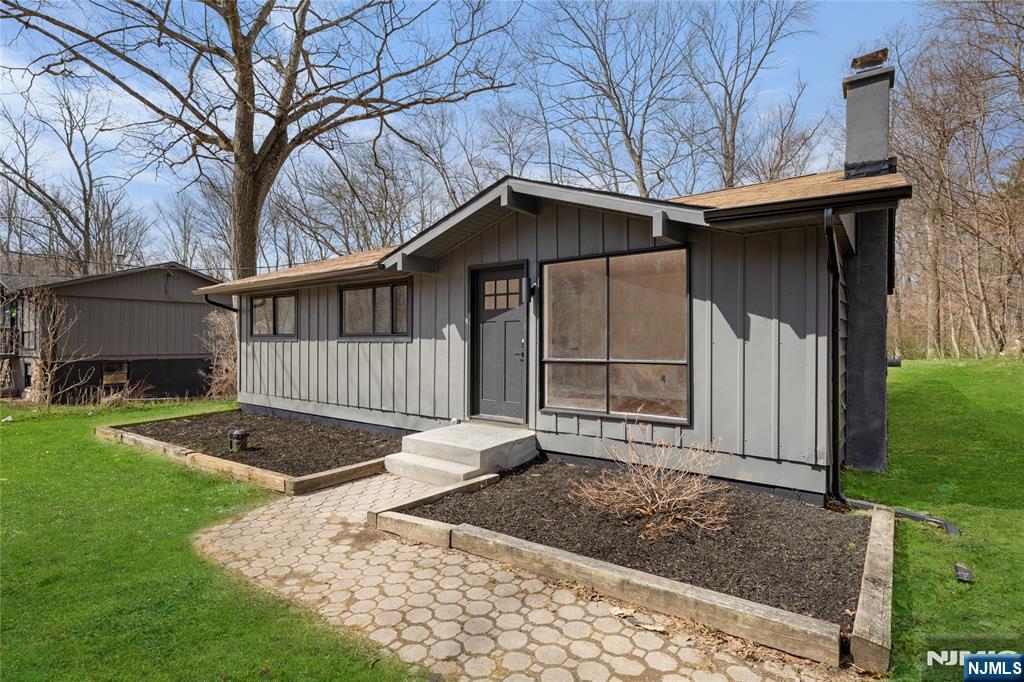 12 Glenbrook Drive, Newton, New Jersey - 3 Bedrooms  
2 Bathrooms  
5 Rooms - 