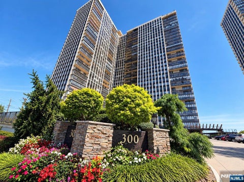 Photo of 300 WINSTON DR #616, Cliffside Park, NJ 07010 (MLS # 26033087)