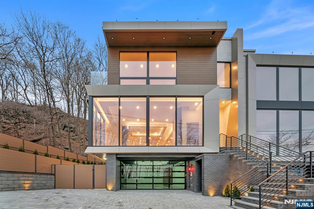 582A Undercliff Avenue