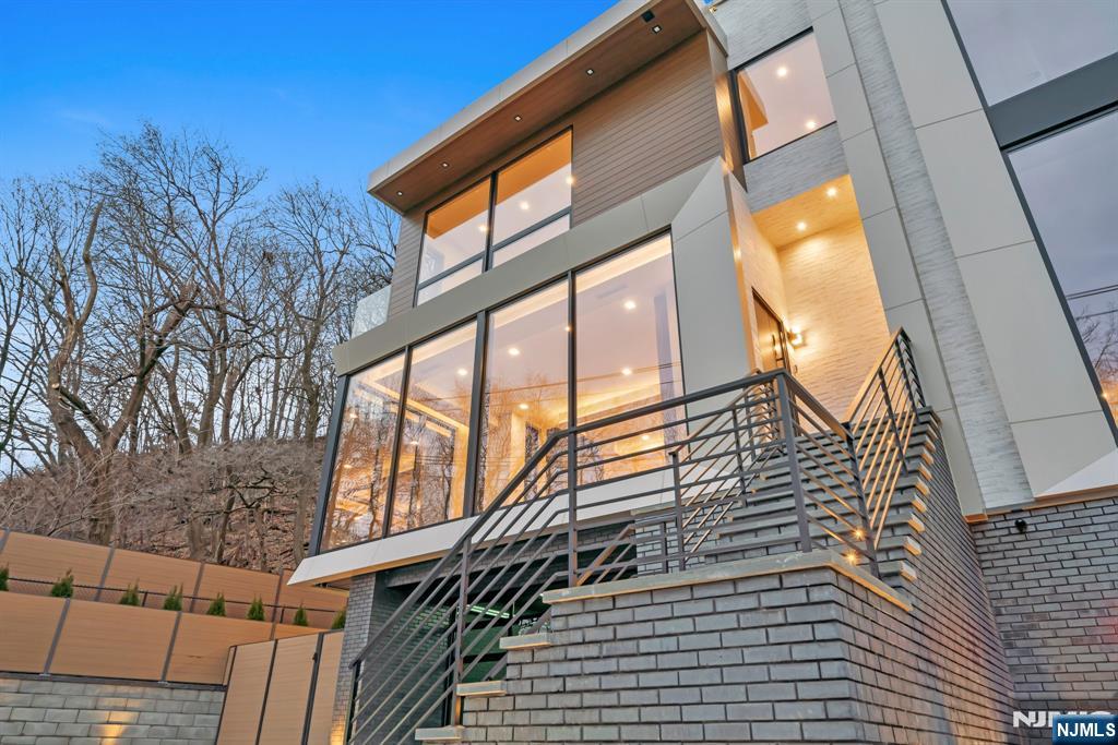 582A Undercliff Avenue