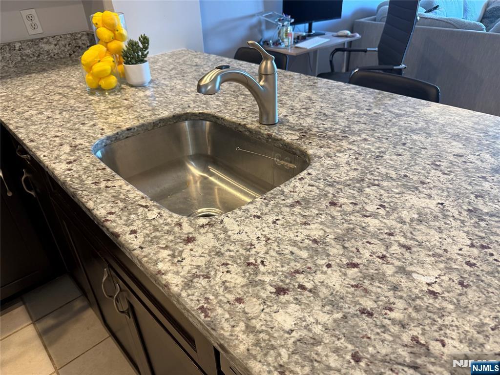 Edgewater, New Jersey 07020, United States, 1 Bedroom Bedrooms, ,1 BathroomBathrooms,Residential,Active,212890