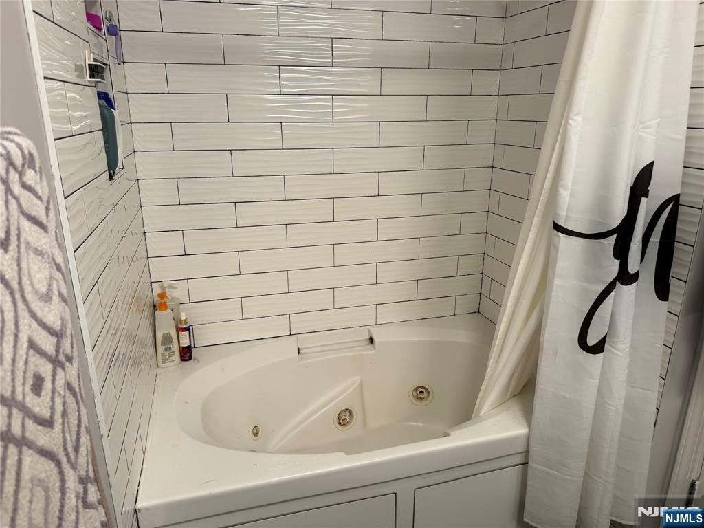 Edgewater, New Jersey 07020, United States, 1 Bedroom Bedrooms, ,1 BathroomBathrooms,Residential,Active,212890