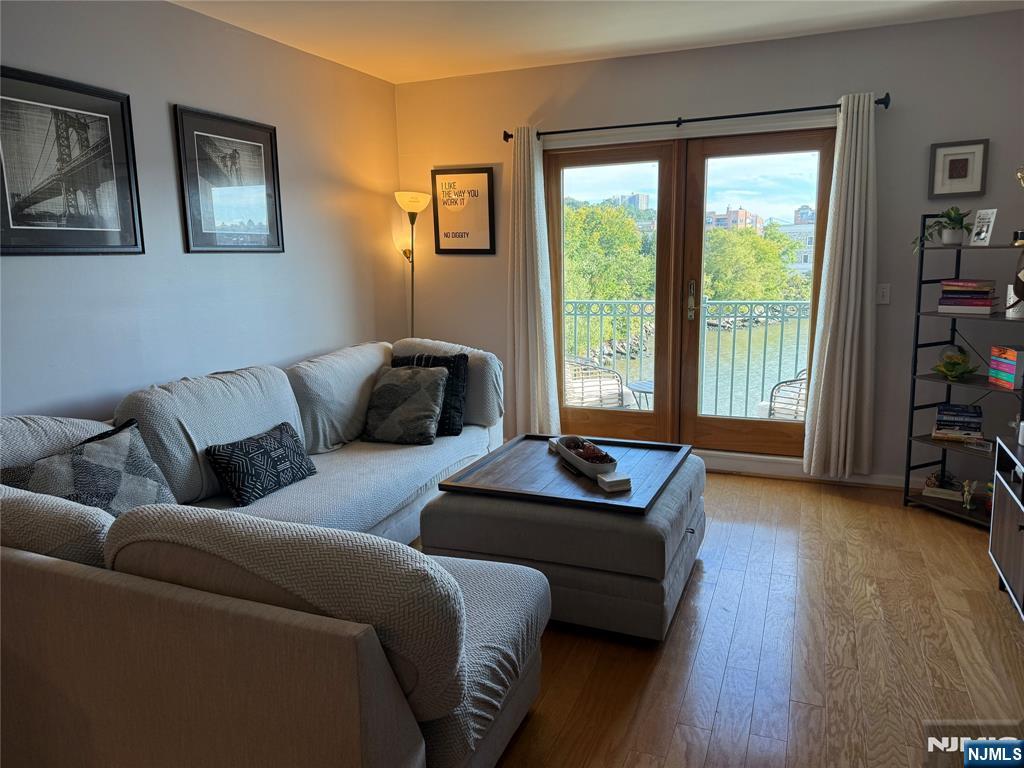 Edgewater, New Jersey 07020, United States, 1 Bedroom Bedrooms, ,1 BathroomBathrooms,Residential,Active,212890