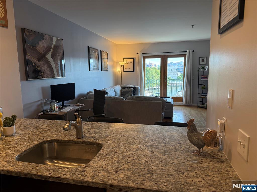 Edgewater, New Jersey 07020, United States, 1 Bedroom Bedrooms, ,1 BathroomBathrooms,Residential,Active,212890