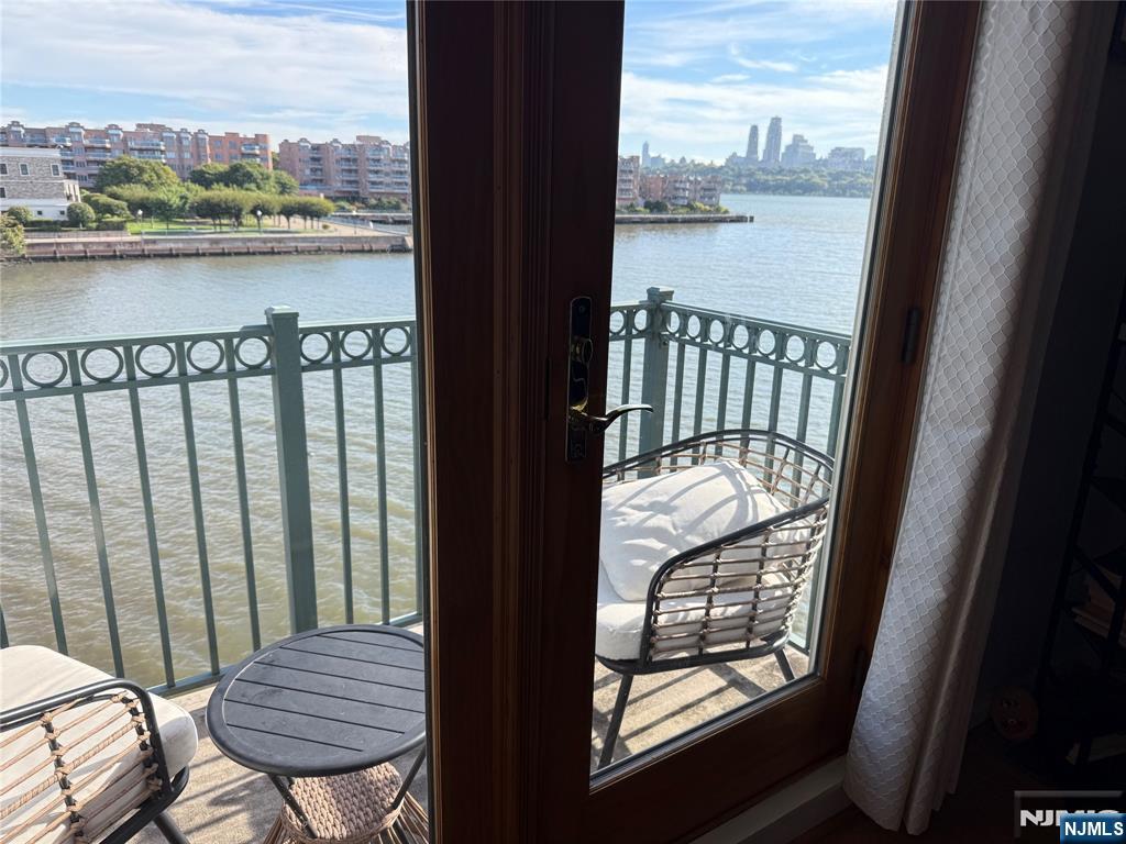 Edgewater, New Jersey 07020, United States, 1 Bedroom Bedrooms, ,1 BathroomBathrooms,Residential,Active,212890
