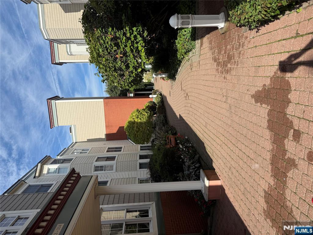 Edgewater, New Jersey 07020, United States, 1 Bedroom Bedrooms, ,1 BathroomBathrooms,Residential,Active,212890