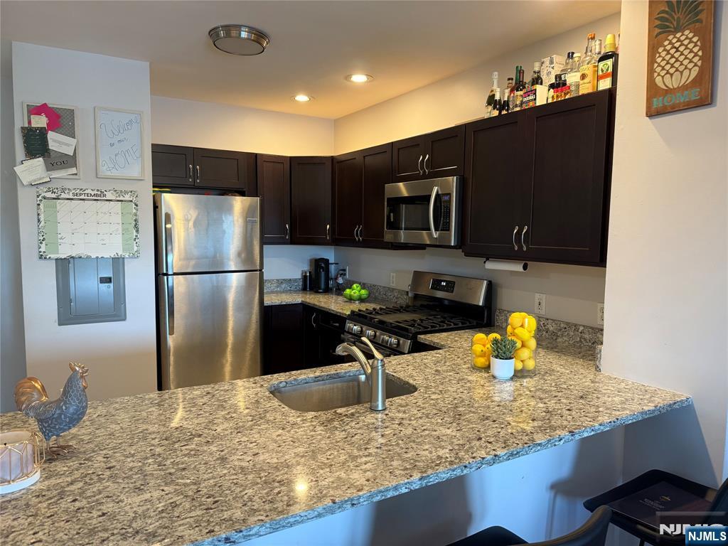 Edgewater, New Jersey 07020, United States, 1 Bedroom Bedrooms, ,1 BathroomBathrooms,Residential,Active,212890