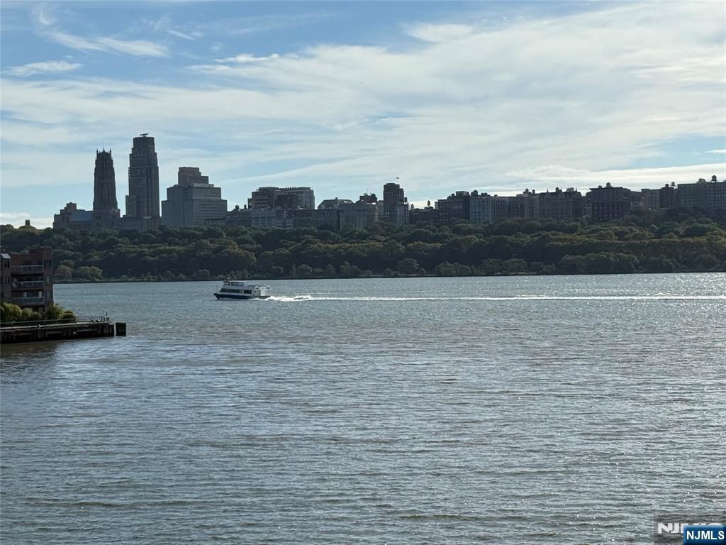 Edgewater, New Jersey 07020, United States, 1 Bedroom Bedrooms, ,1 BathroomBathrooms,Residential,Active,212890