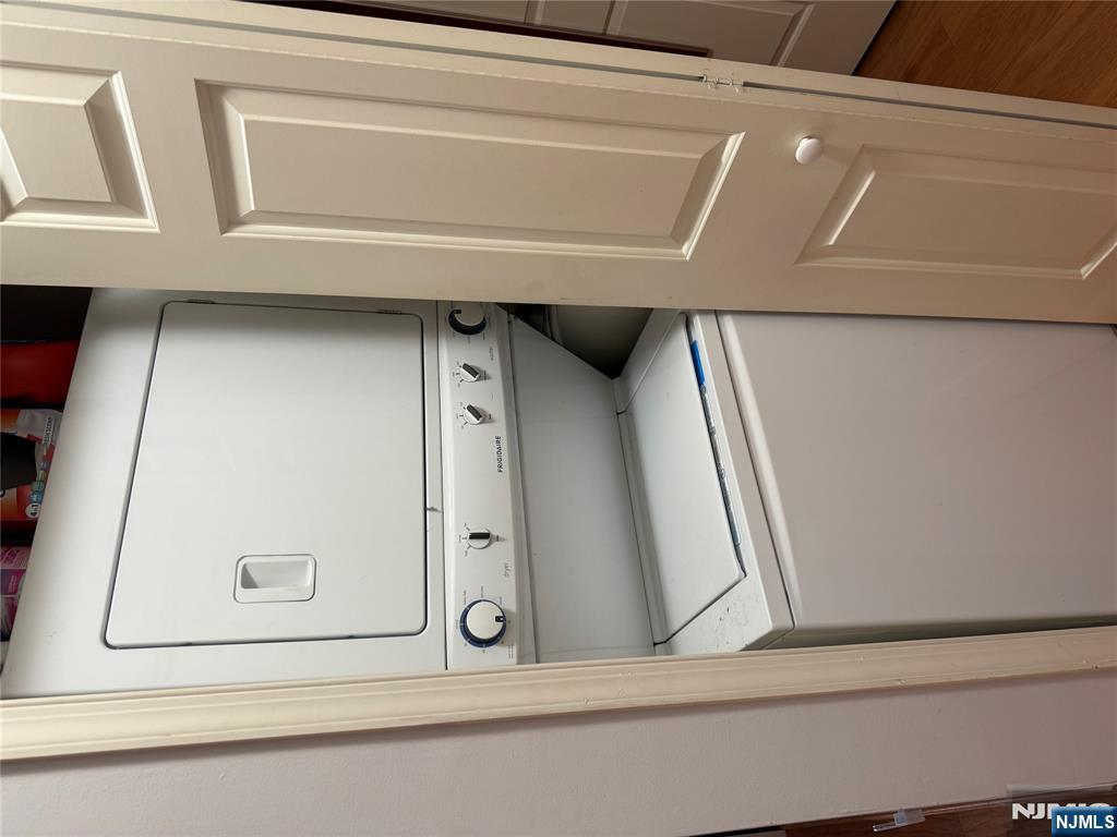 Edgewater, New Jersey 07020, United States, 1 Bedroom Bedrooms, ,1 BathroomBathrooms,Residential,Active,212890