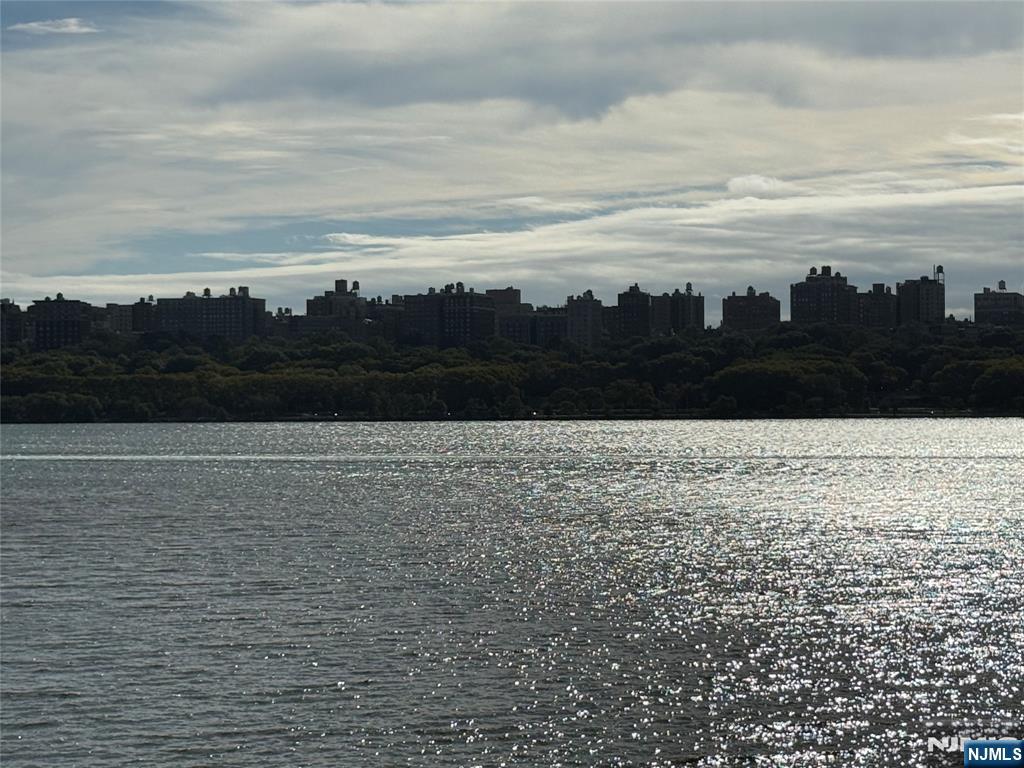 Edgewater, New Jersey 07020, United States, 1 Bedroom Bedrooms, ,1 BathroomBathrooms,Residential,Active,212890