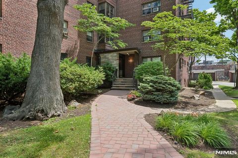 Photo of 3020 Edwin Avenue #2C, Fort Lee, NJ 07024 (MLS # 26027191)