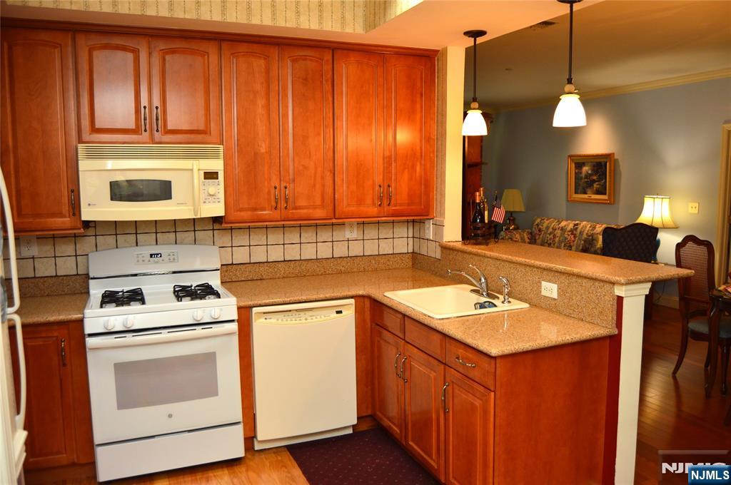 Rochelle Park, New Jersey 07662, United States, 2 Bedrooms Bedrooms, ,2 BathroomsBathrooms,Residential,Active,160612